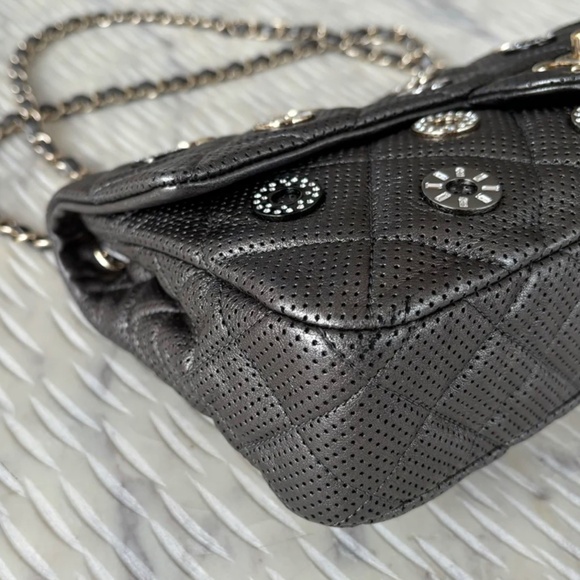 Chanel Paris-Dubai Medal Flap Bag in Embellished Quilted Perforated Lambskin - Picture 4 of 14